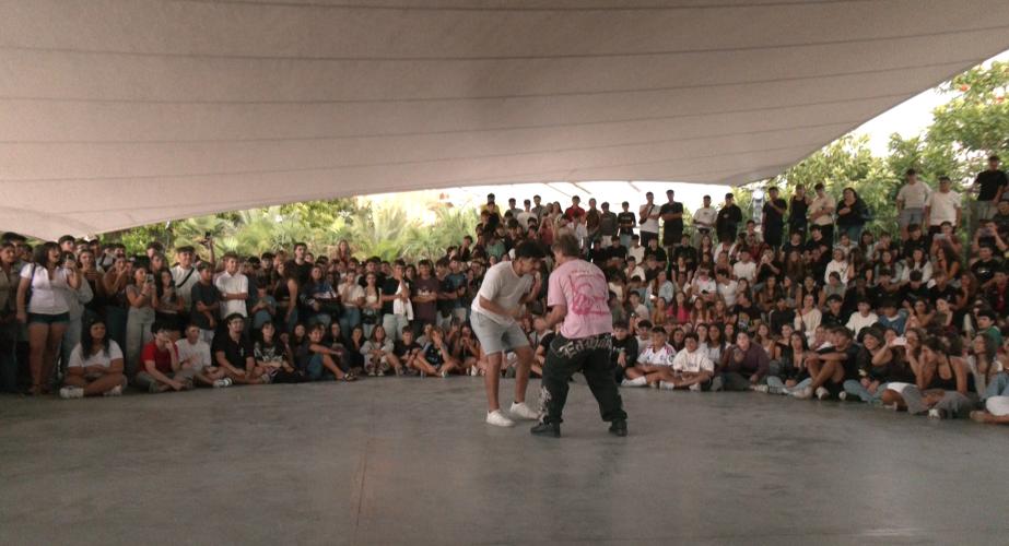 Batalla de famear aura en el Auditorio Costa Rica del Parque Celestino Mutis. 