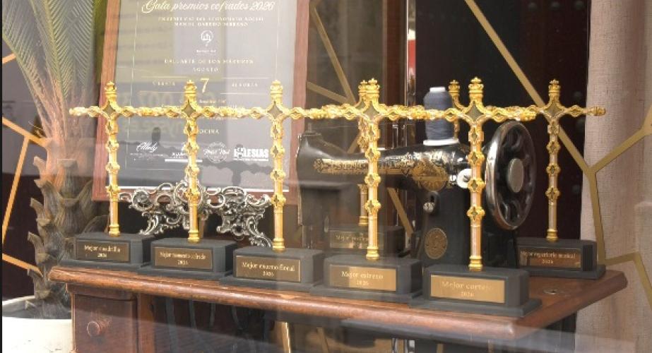 El galardón representa la característica Cruz de Guía de la hermandad decana