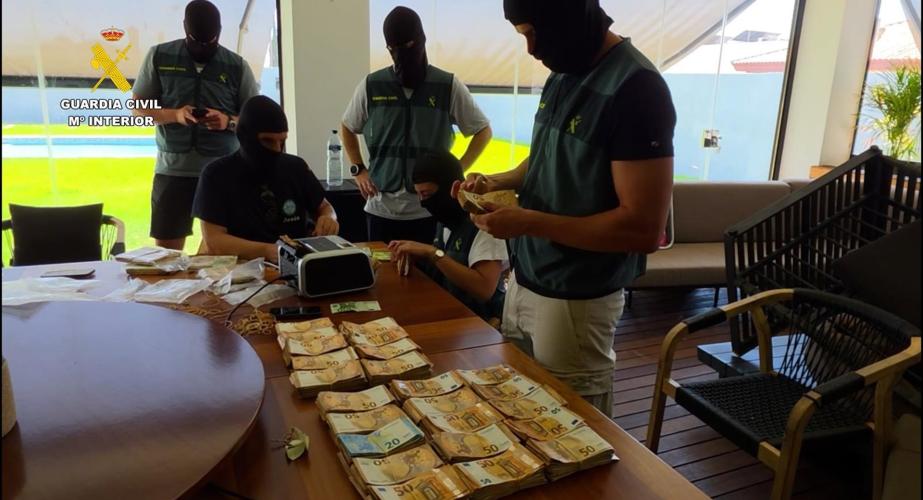 Agentes de la Guardia Civil durante uno de los registros