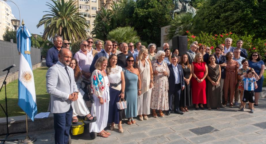 Asistentes tras la ceremonia celebrada este lunes en la capital gaditana