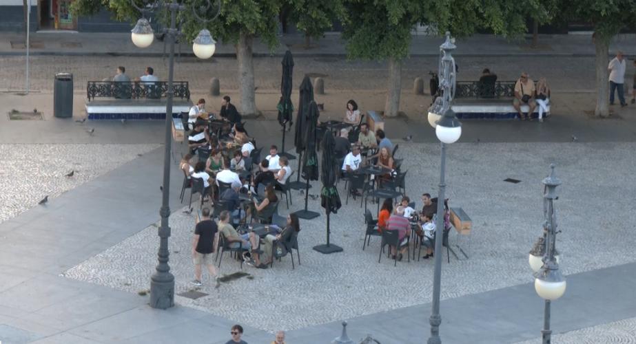 Horeca recomienda a los hosteleros llamar a la policía para evitar la multa cuando algún cliente se niegue a dejar de fumar en las terrazas.
