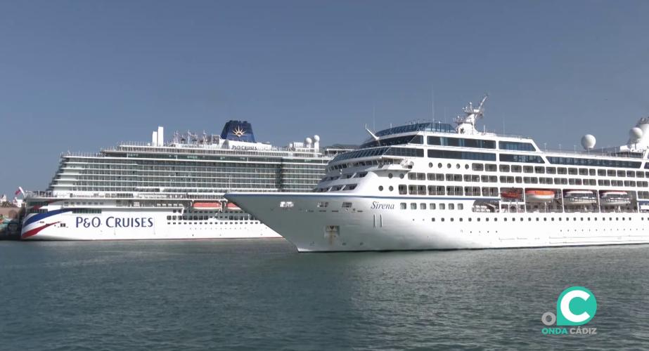 Uno de los cruceros en plena maniobra de acceso al muelle durante la mañana