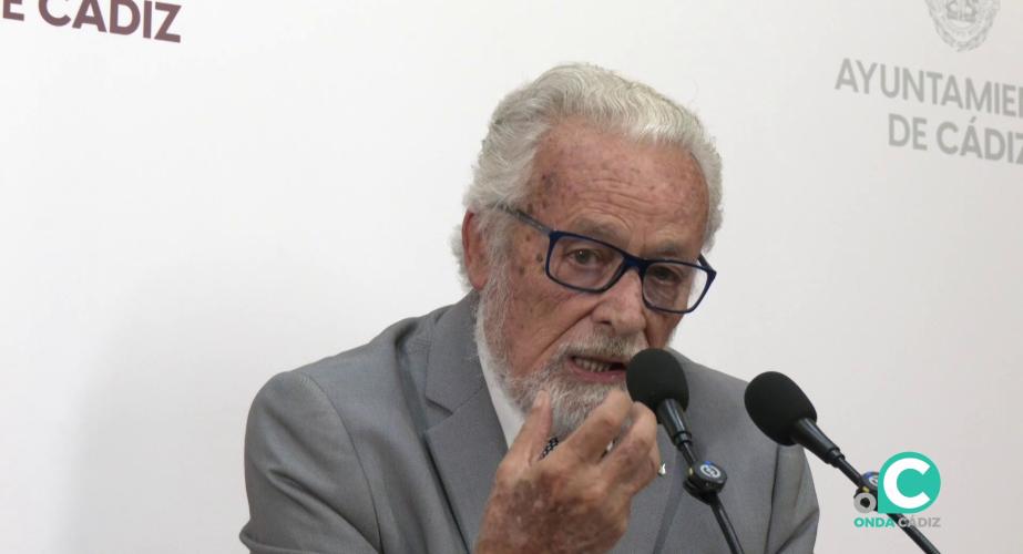 Jesús Maeztu interviene durante una visita institucional al Ayuntamiento de Cádiz