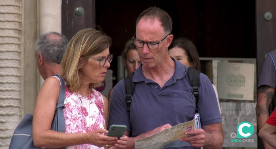 Una pareja de turistas consultan un mapa en el centro de la ciudad