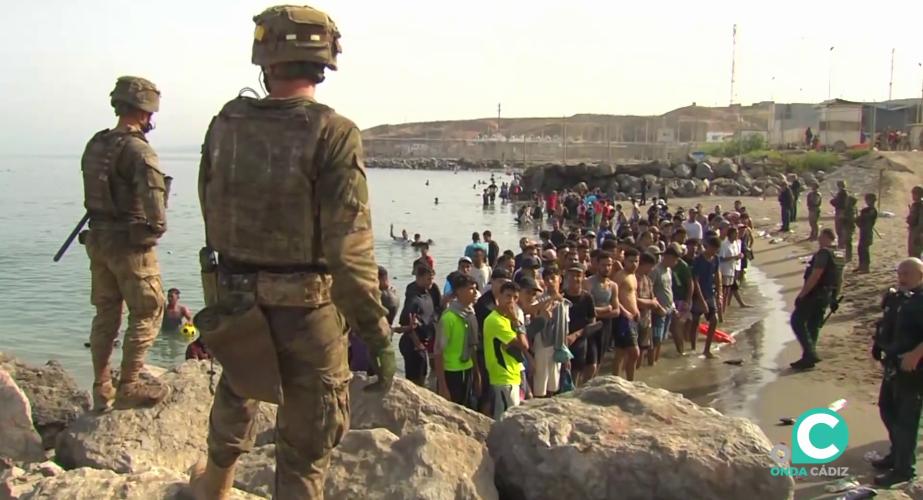 Miilitares españoles vigilan a las personas que pasaron a la ciudad norteafricana el pasado mes de julio