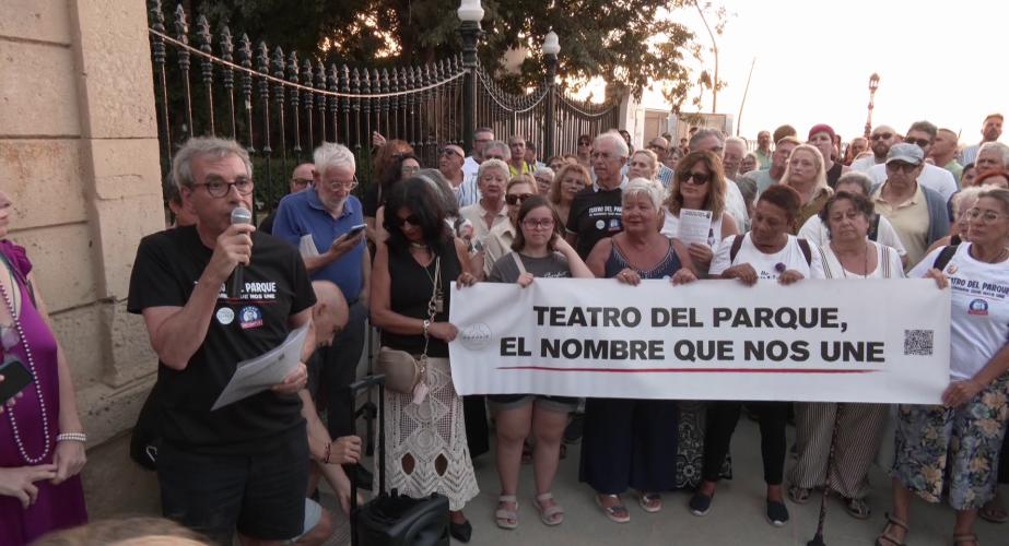 Un momento de la protesta a al entrada del parque Genovés