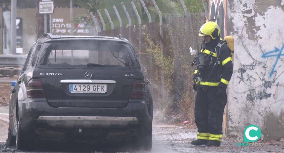 Un bombero observa los efectos de la deflagración