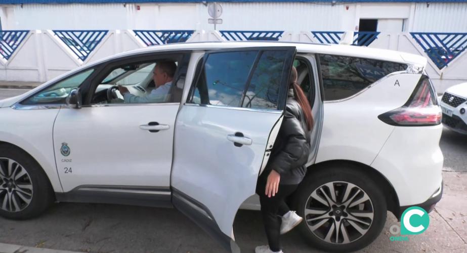 Una usuaria accEde a un taxi en la capital gaditana