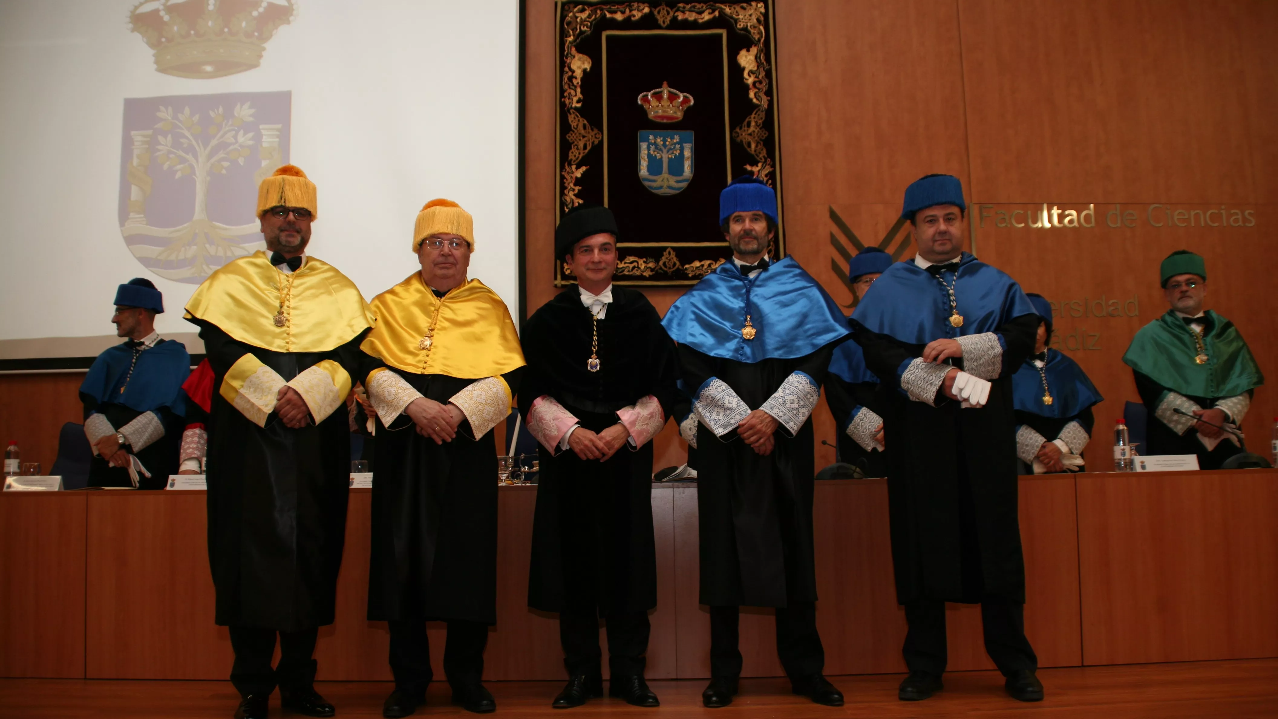noticias cadiz Nuevos doctores Honoris Causa de la UCA foto de grupo con padrinos y rector.jpg