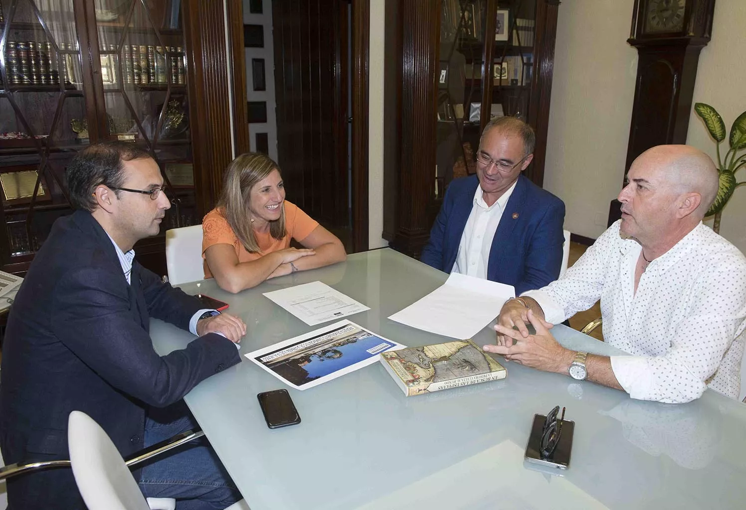 noticias cadiz Irene Garcia y Victor Mora con Puerta de America.JPG