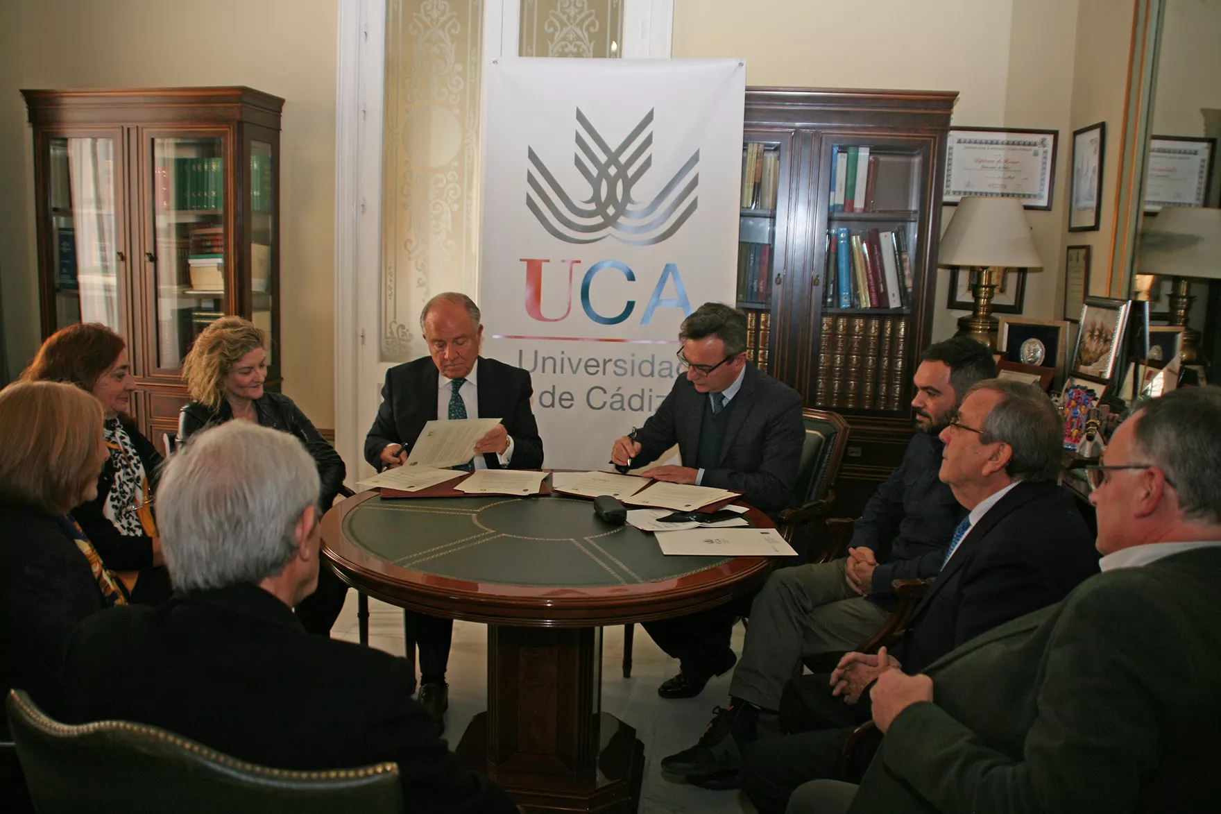 noticias cadiz firma convenio Coral de la UCA.jpg