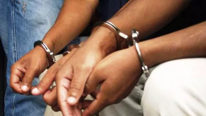detenidos-con-esposas-dos-personas_0.jpg