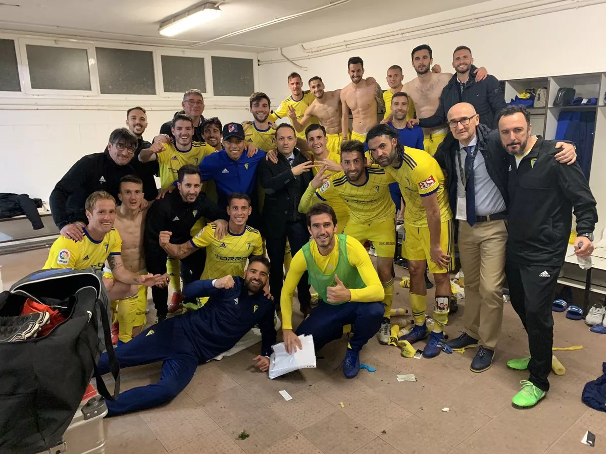 noticias cadiz jugadores celebrando triunfo.jpg