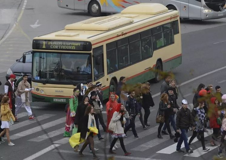Numerosas-personas-Carnaval-autobuses-discrecionales_1214288826_80197062_1535x1024.jpg
