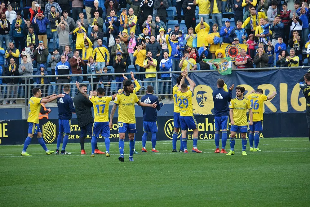 noticias cadiz jugadores saludando.jpg
