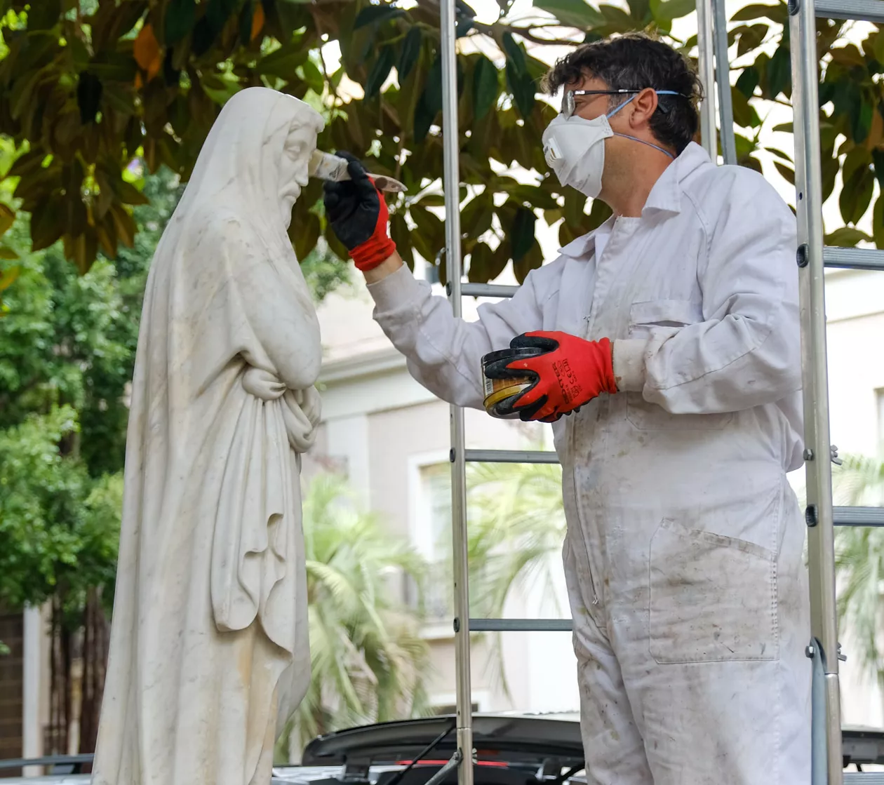 noticias cadiz limpieza escultura plaza mina.jpg
