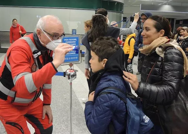 noticias cadiz revision coronavirus toma temperatura.jpg