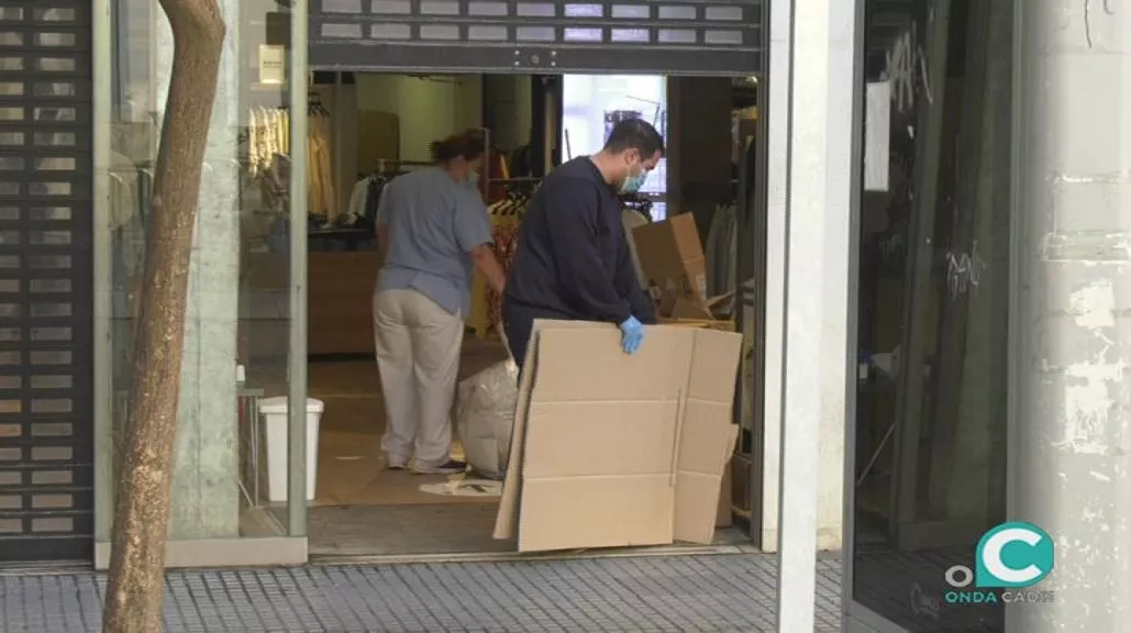 FOTO COMERCIO PREPARANDO APERTURA.jpg