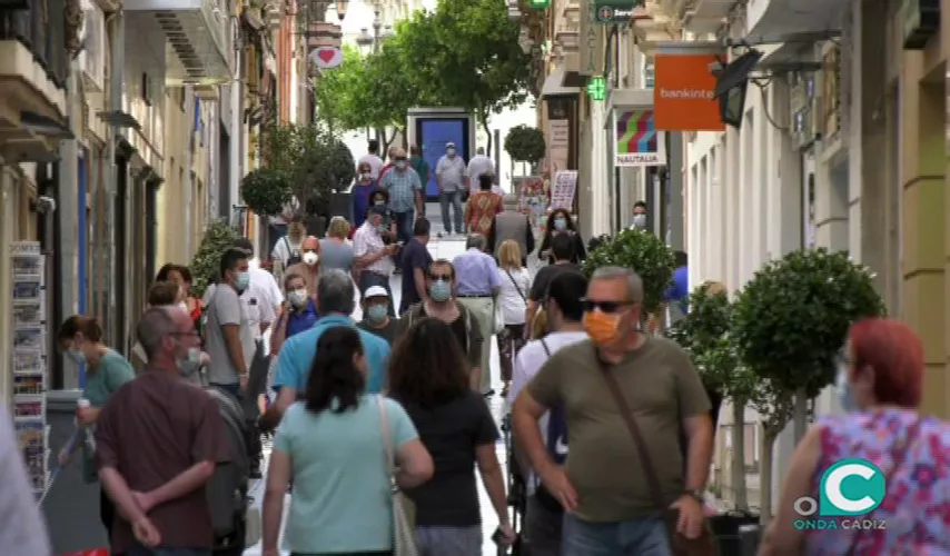FOTO GENTE CALLE MASCARILLA 2.jpg