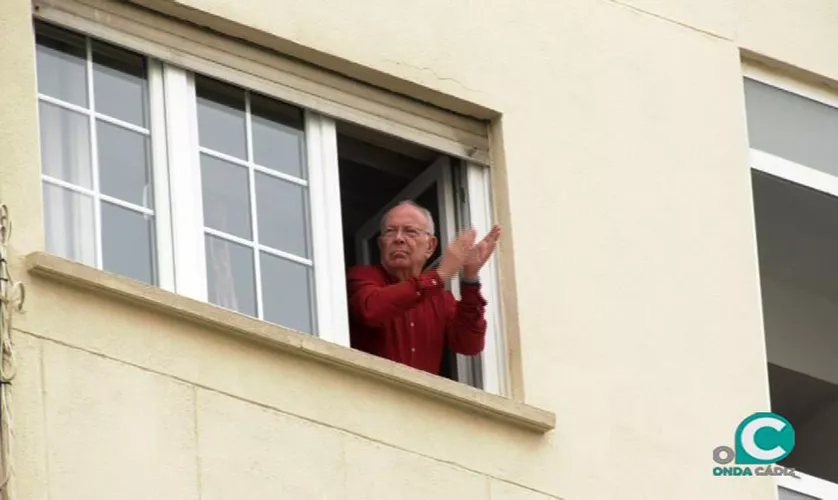 A. FOTO HOMBRE BALCON.jpg