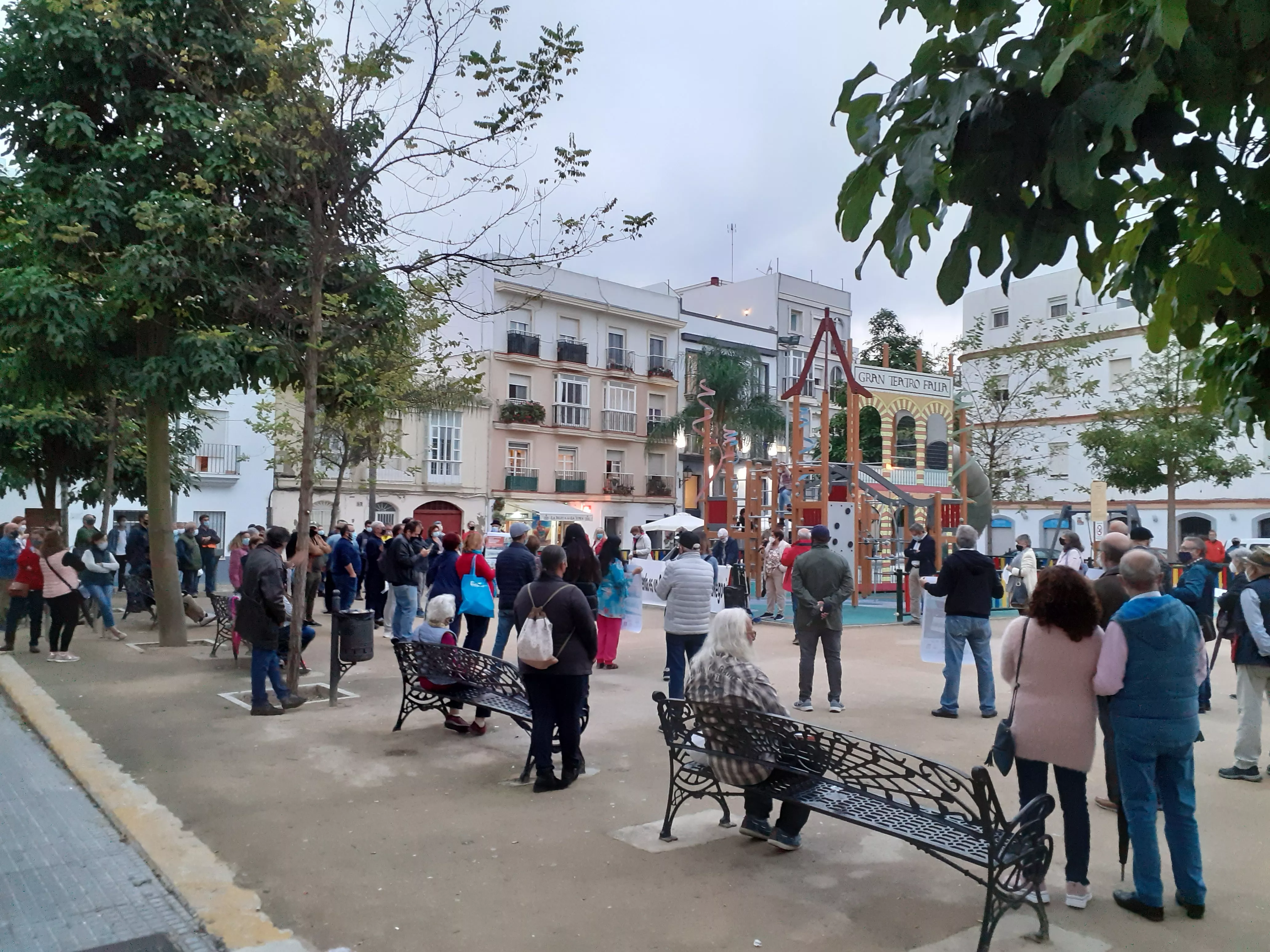 Colectivos y vecinos concentrados en la plaza de La reina en contra de los alojamientos turísticos