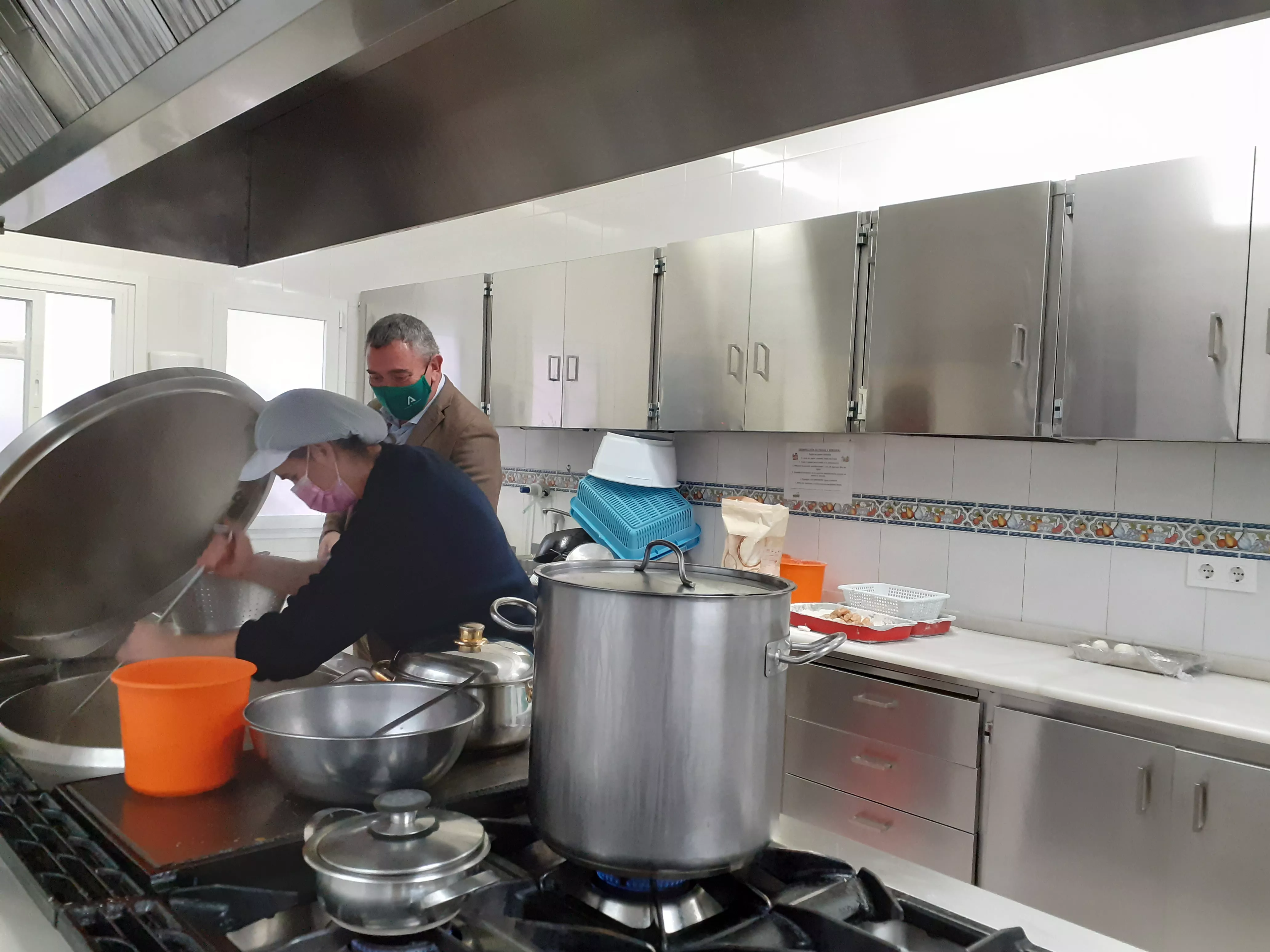 El delegado de Políticas Sociales visita el comedor de María Arteaga