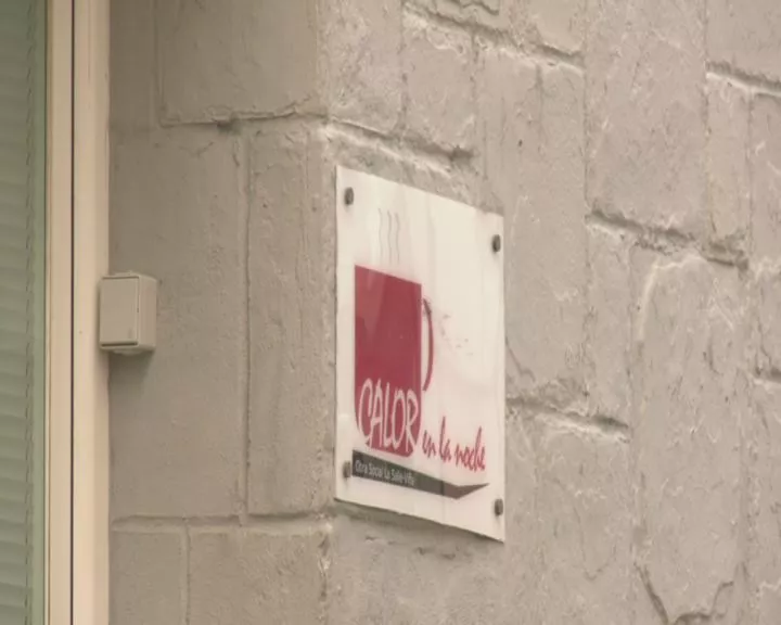 Fachada de la asociación gaditana Calor en la noche