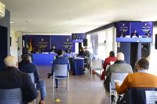 La Junta se ha celebrado en el antepalco del Carranza por prevención ante el COVID 