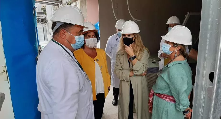 La delegada de la Junta en Cádiz, Ana Mestre, durante una visita a las obras del Hospital Puerta del Mar