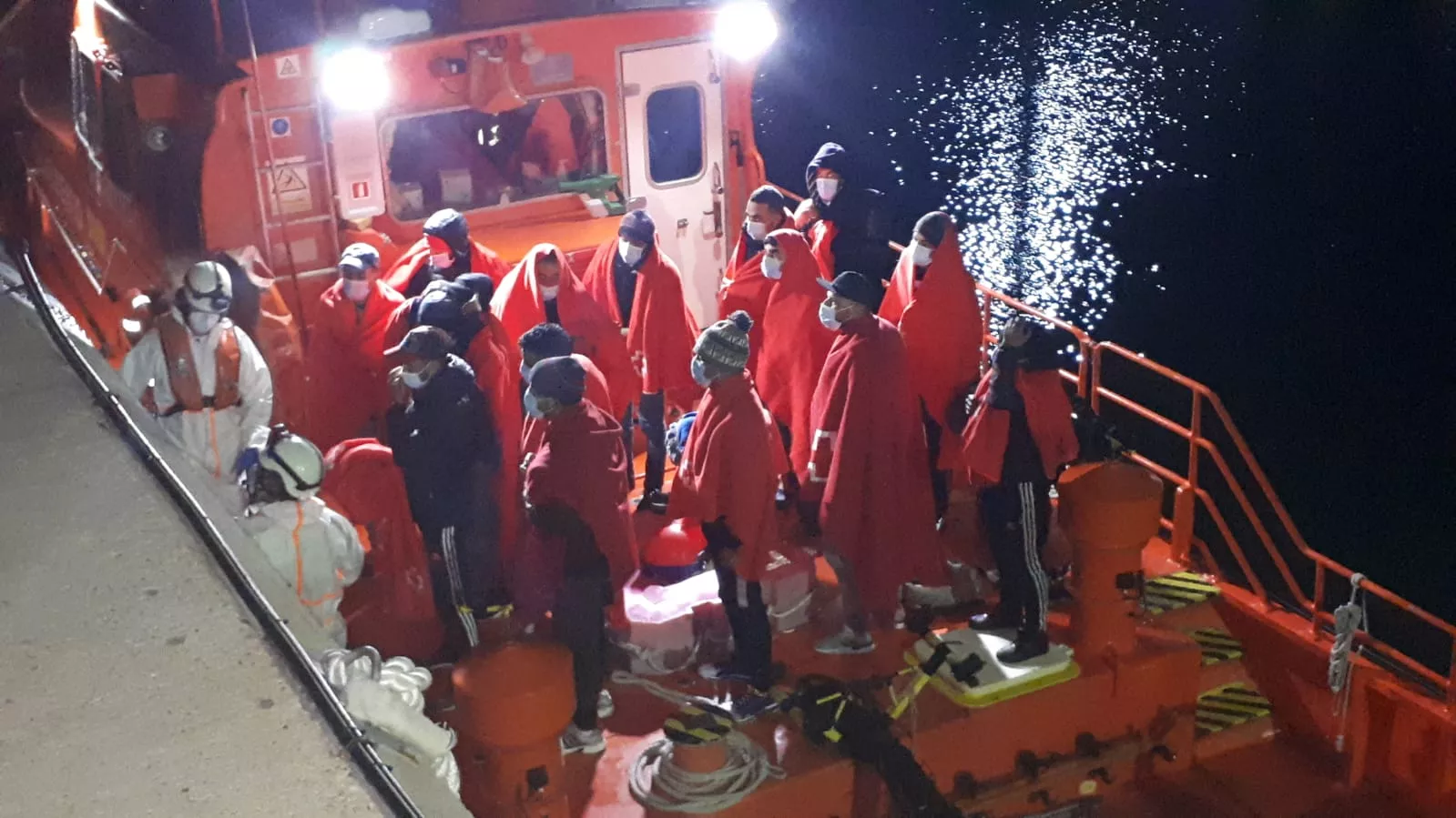 En la embarcación viajaban 17 varones que han sido trasladados a San Roque