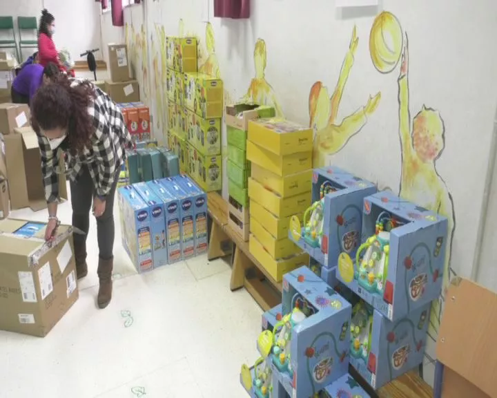 Voluntarios en el Colegio Celestino Mutis en la recepción de los juguetes