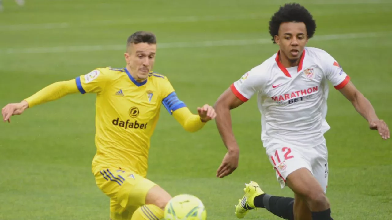 Salvi en una acción ante el sevillista Kounde 