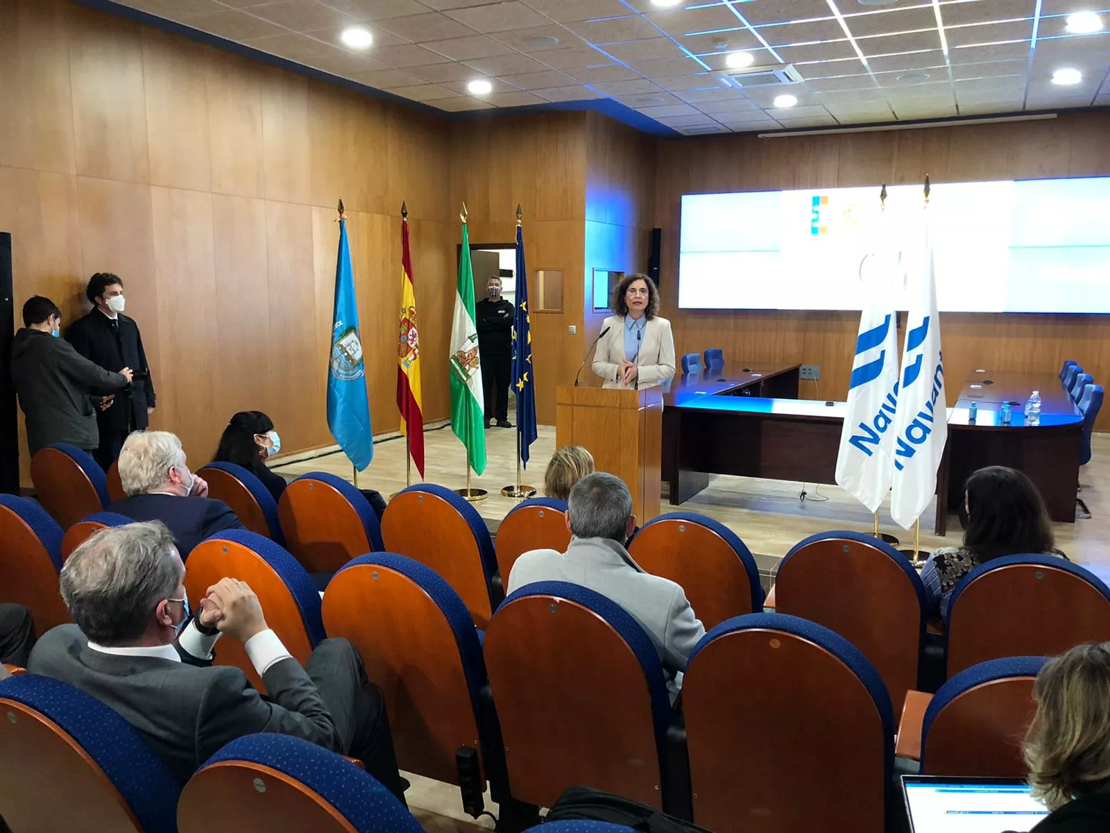 La ministra de Hacienda confirma el compromiso con el sector aeronaútico