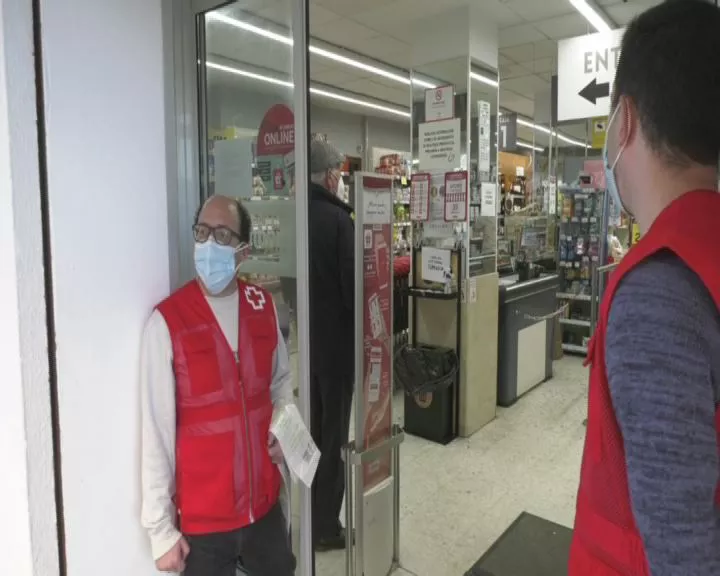 Voluntarios de Cruz Roja durante la recogida de alimentos