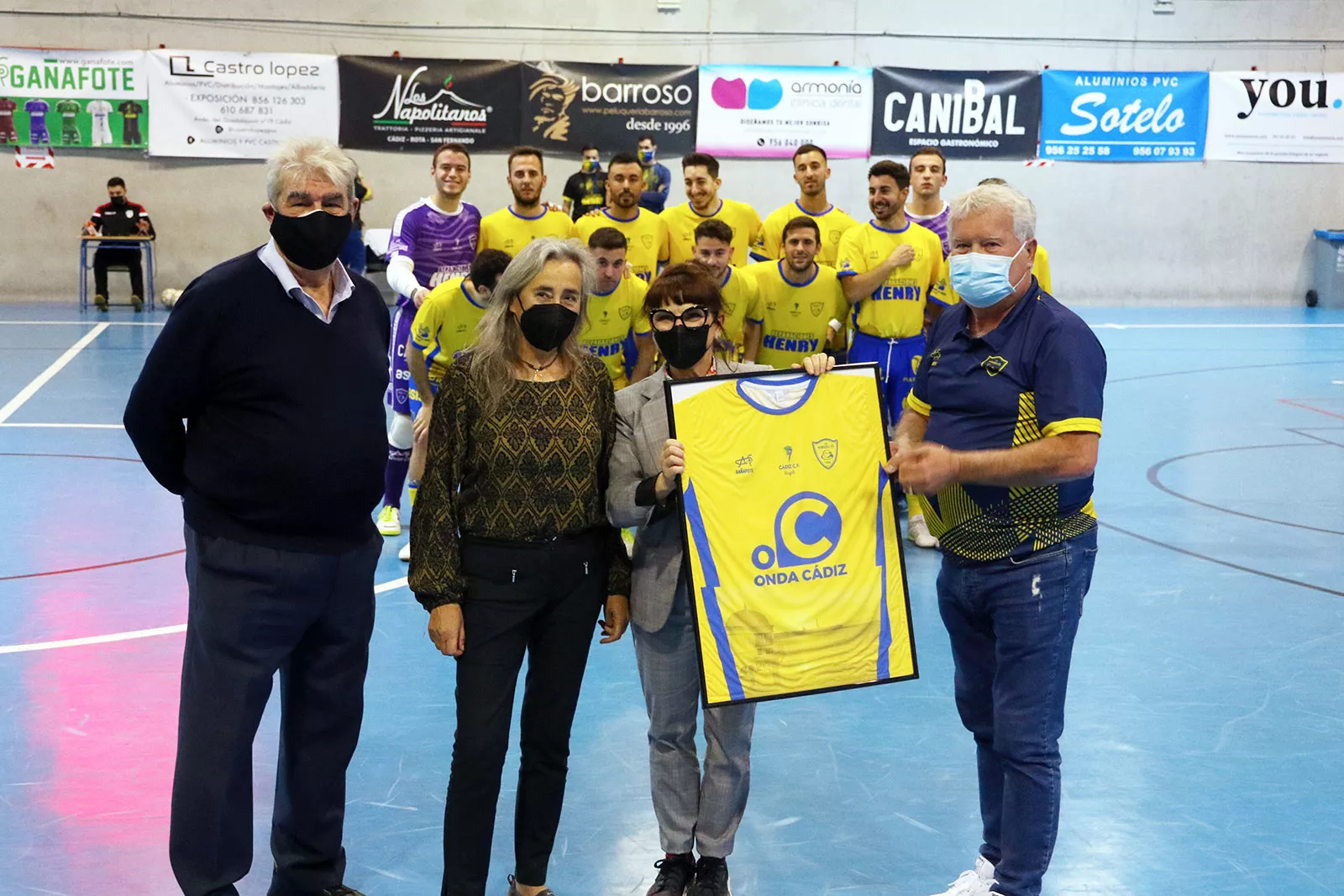Los vicepresidentes del club gaditano, Antonio Louzado y Francisco Márquez, fueron los encargados de hacerle entrega a la edil, en compañía de la directora de Onda Cádiz RTV, Carmen Morillo, del obsequio, en compañía de todos los jugadores del equipo gaditano