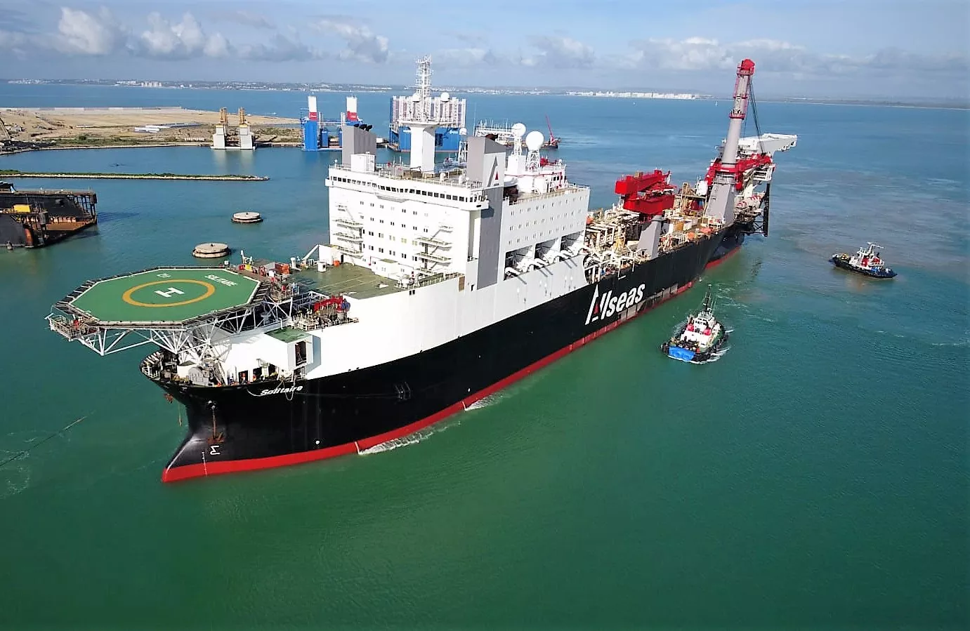 El 'Solitaire' abandonando el dique 4