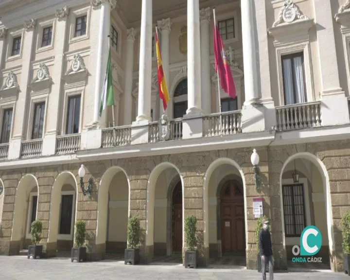 La fachada del ayuntamiento de Cádiz