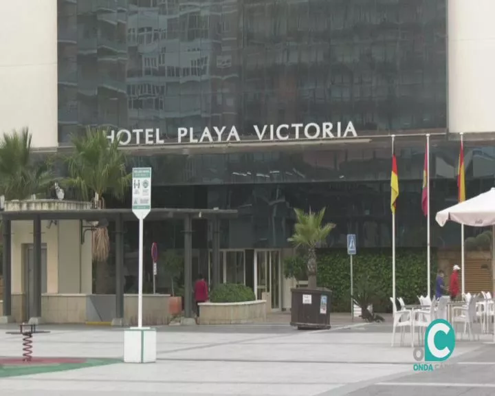 La fachada del Hotel Playa Victoria de la capital
