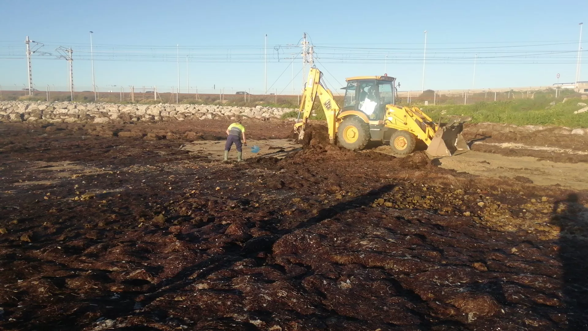 Aguas de Cádiz recoge el vertido acumulado en la Bahía