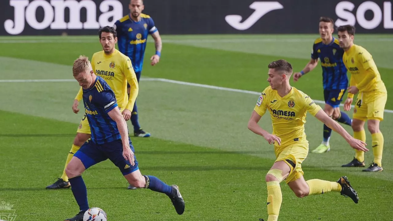 El jugador del Cádiz C.F. Jonsson, a punto de rematar 