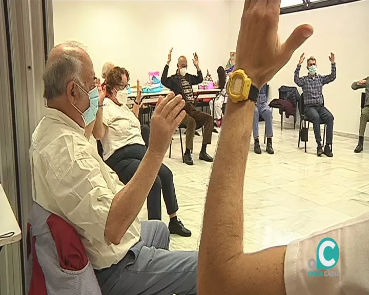 Varios usuarios y usuarias de Parkinson Cádiz durante la terapia
