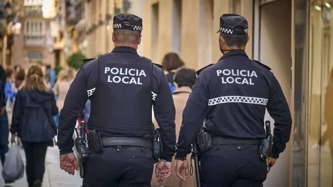 Agentes de policía local de patrulla 