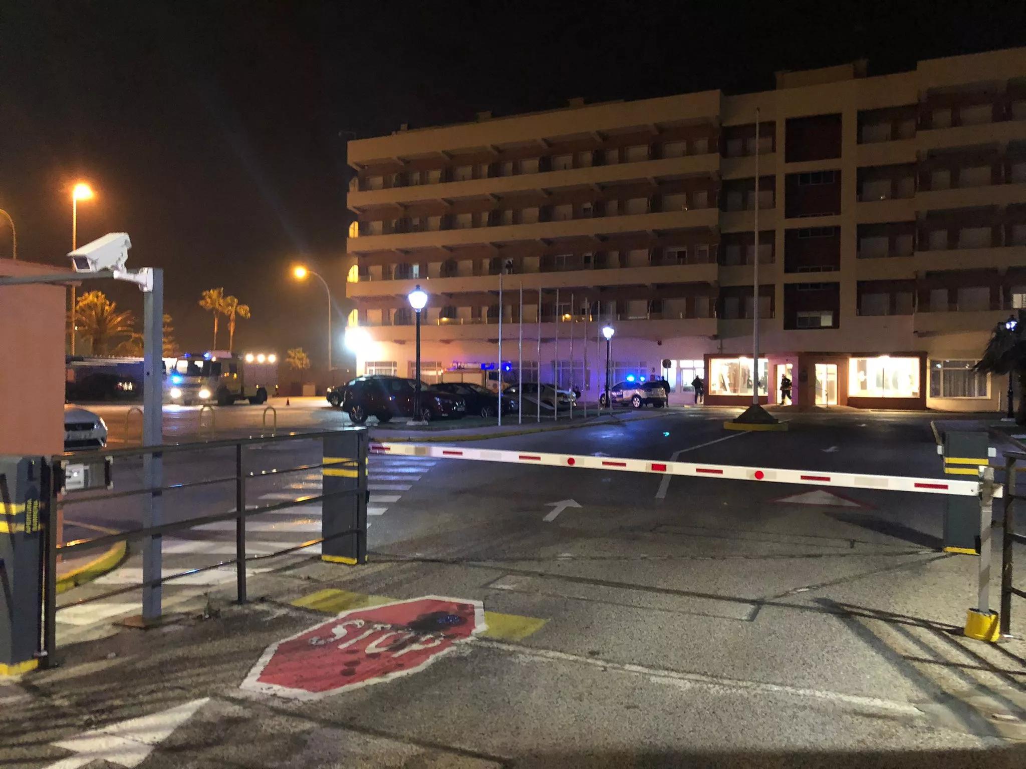 Bomberos y policía en la residencia 