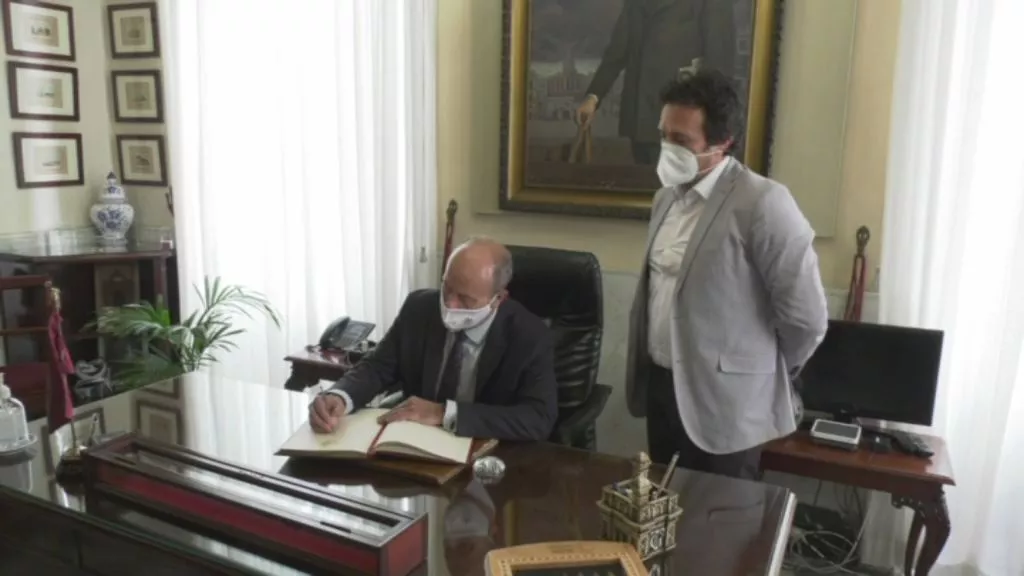 El ministro de Justicia, Juan Carlos Campo, firma el libro del visitas del Ayuntamiento junto al alcalde 