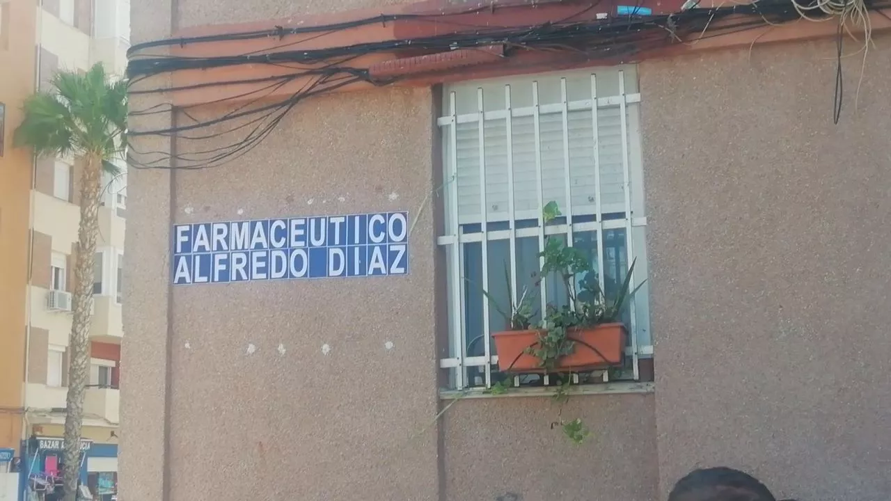 Guillén Moreno simula la rotulación de la calle para el farmacéutico Alfredo Díaz