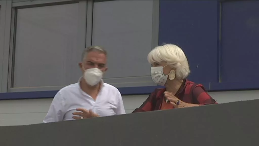 Elías Bendodo, consejero de la Presidencia, junto a Teófila Martínez, presidenta de la APBC en su visita a Cádiz este miércoles 