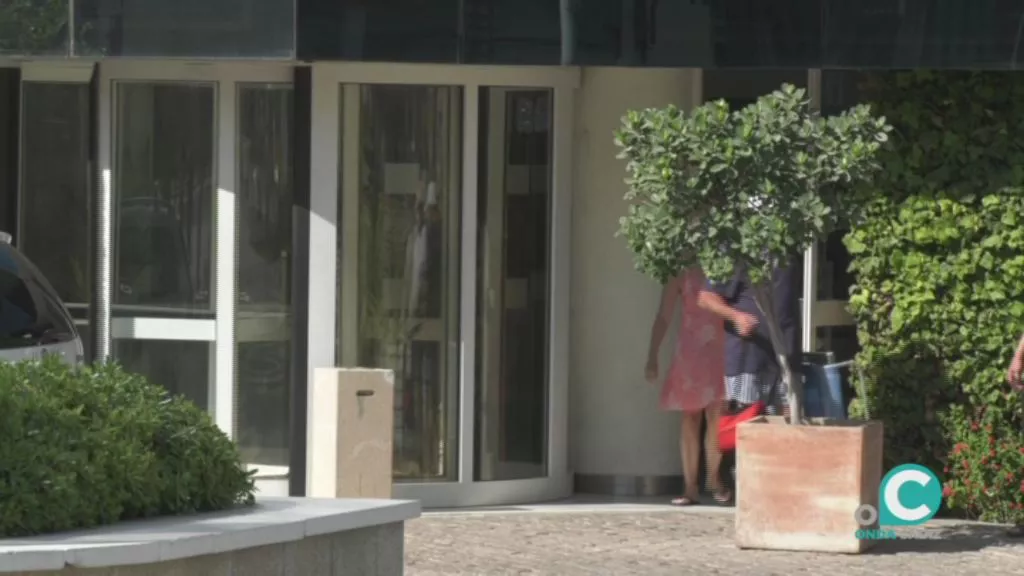 Turistas saliendo del Hotel Playa Victoria 