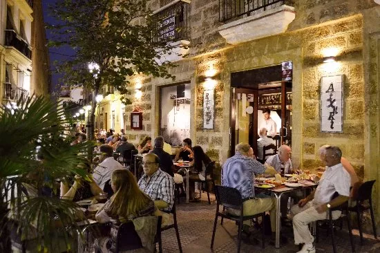 Los bares han perdido un turno de cenas