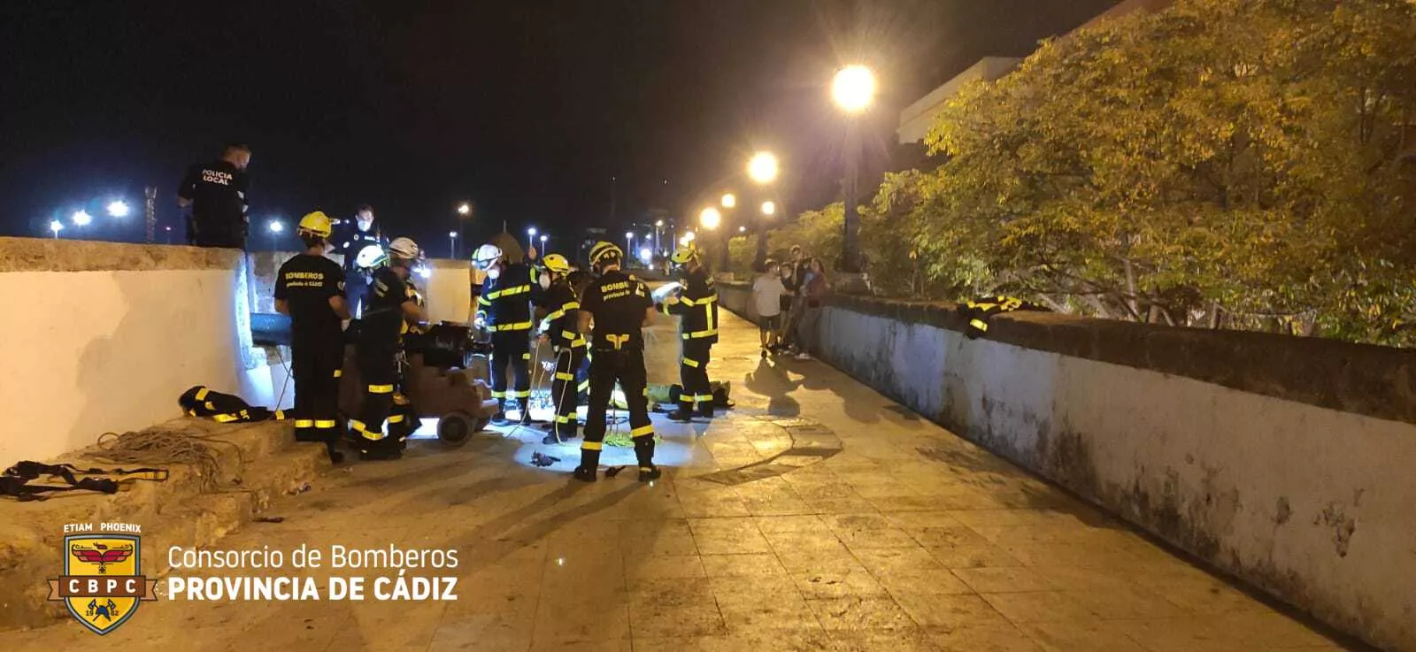 Los bomberos rescatan a un hombre en la zapata de la muralla de San Carlos.