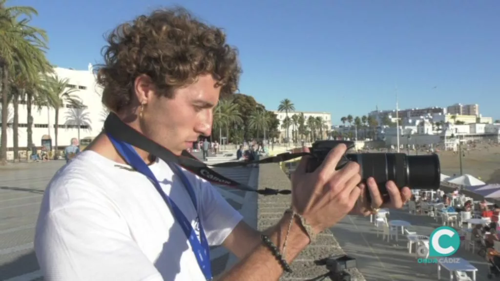 Unos de los grupos participantes rodando en La Caleta 